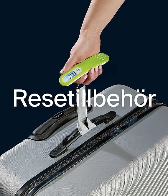 Hand som håller en grön digital bagagevåg fäst vid en grå resväska. Text: Resetillbehör.
