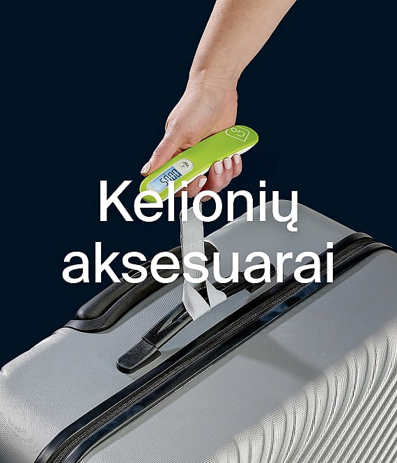 Ranka, laikanti žalias skaitmenines bagažo svarstykles, pritvirtintas prie pilko lagamino.
Tekstas: Kelionės aksesuarai.