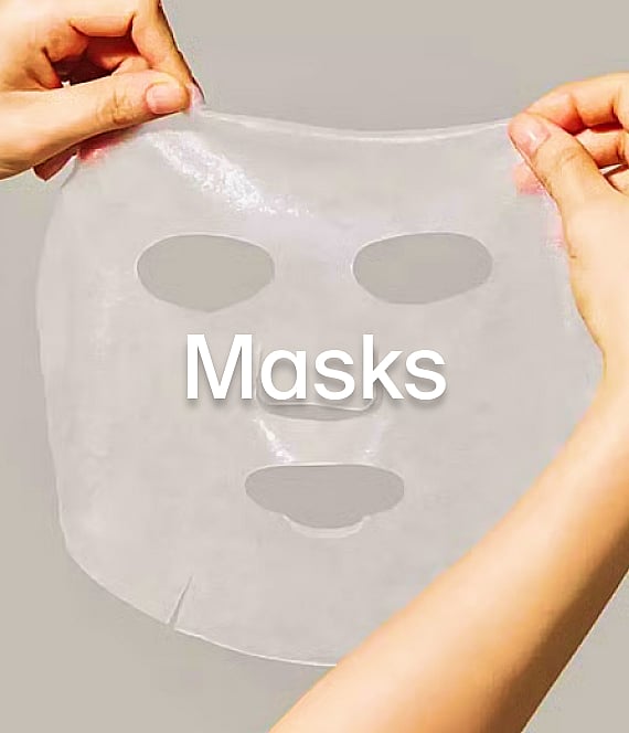 Käed hoiavad läbipaistvat lehtnäomaski silma-, nina- ja suuavadega. Tekst: Ansiktsmasker.