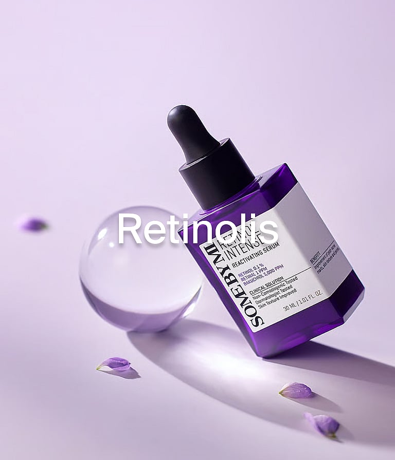 Violetinis SOME BY MI Retinolio serumo buteliukas su pipete, skaidrus rutulys ir išbarstyti žiedlapiai ant šviesiai violetinio paviršiaus.