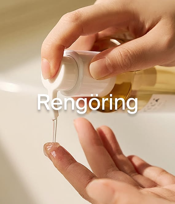 Hand som pumpar ut klar gel från en pumpflaska på ett finger mot en ljus bakgrund.
