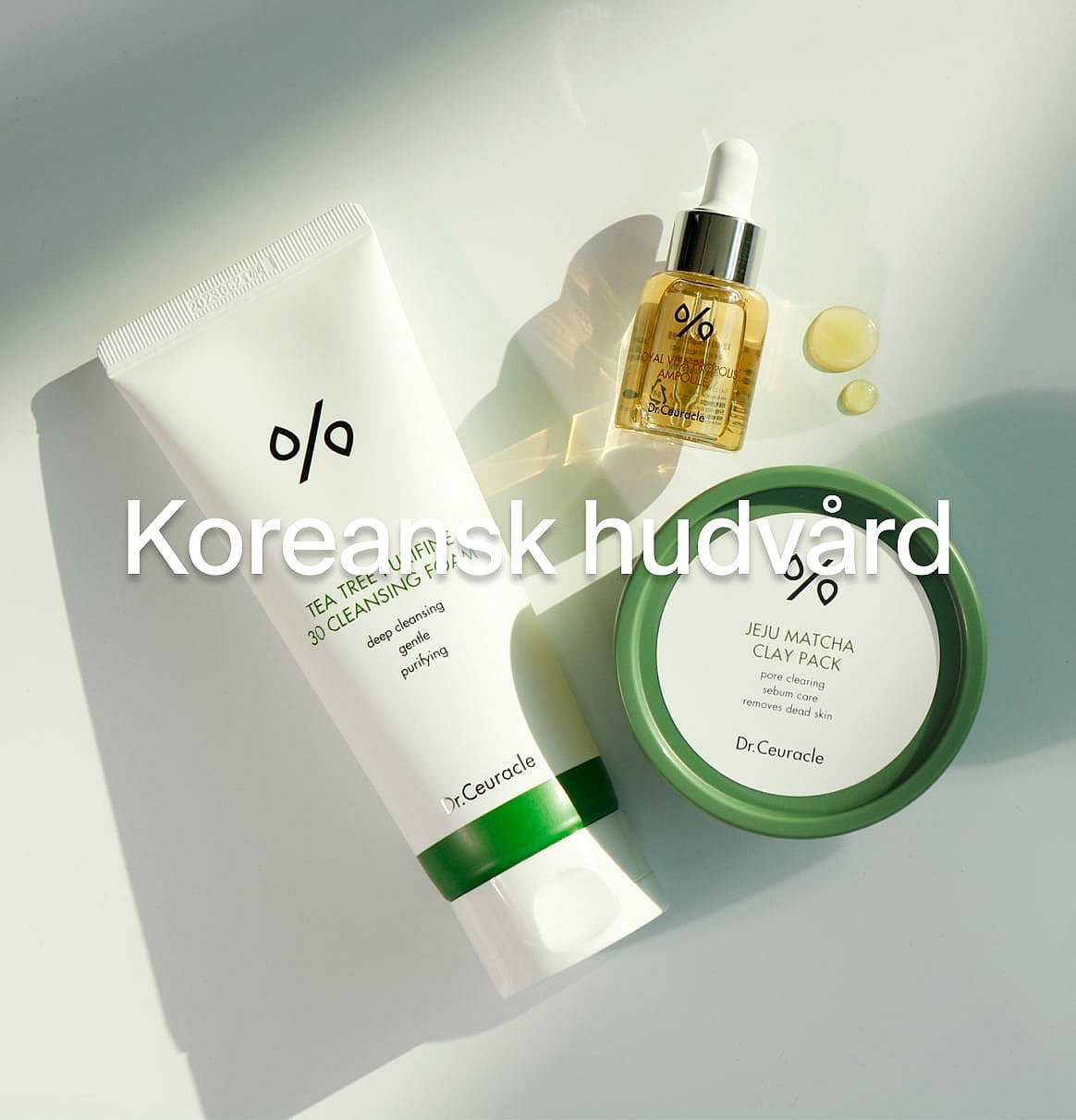 Dr. Ceuracle rengöringsskum, ampull och lermask på vit bakgrund, med "Koreansk hudvård" som textöverlägg.