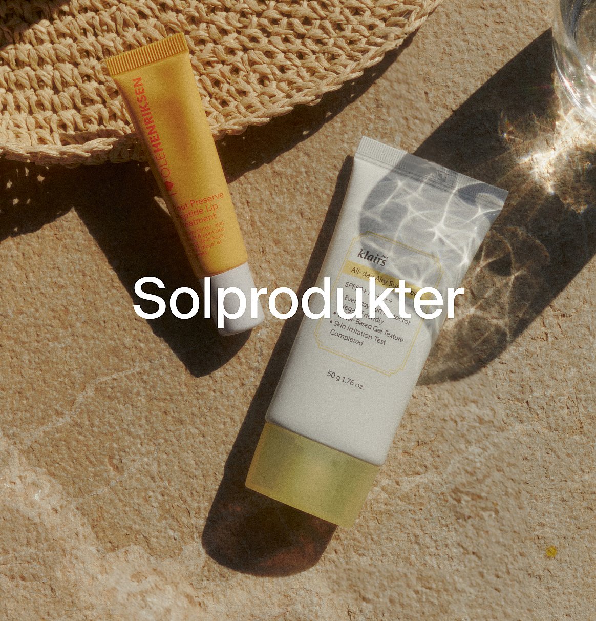 Gul läppvård och vit solskyddstub på en texturerad yta med en stråhatt. Textöverlägg: Solprodukter.
