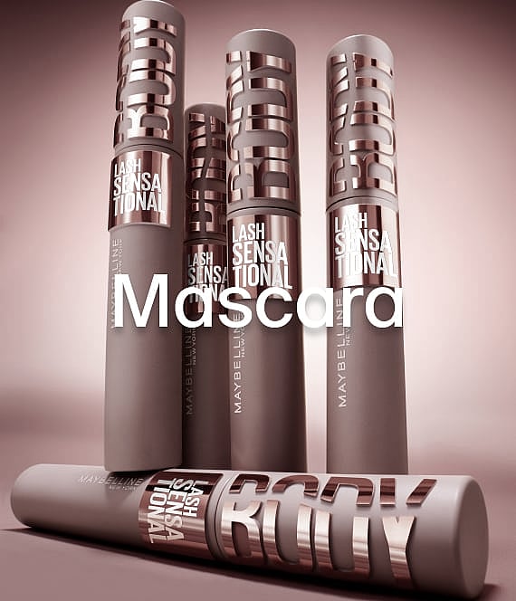 Svarta mascarahylsor och borstar arrangerade på en ljus yta, några på marmorplattor. Texten "Mascara" överlagd.