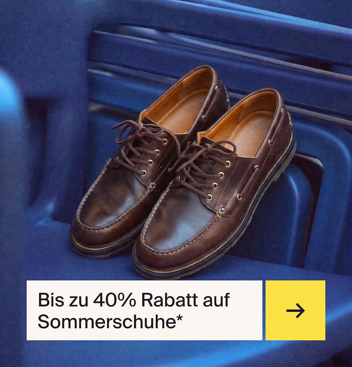 Ein Paar braune Leder-Schnürschuhe im Mokassin-Stil mit weißen Nähten, auf einer blauen, gerippten Oberfläche.