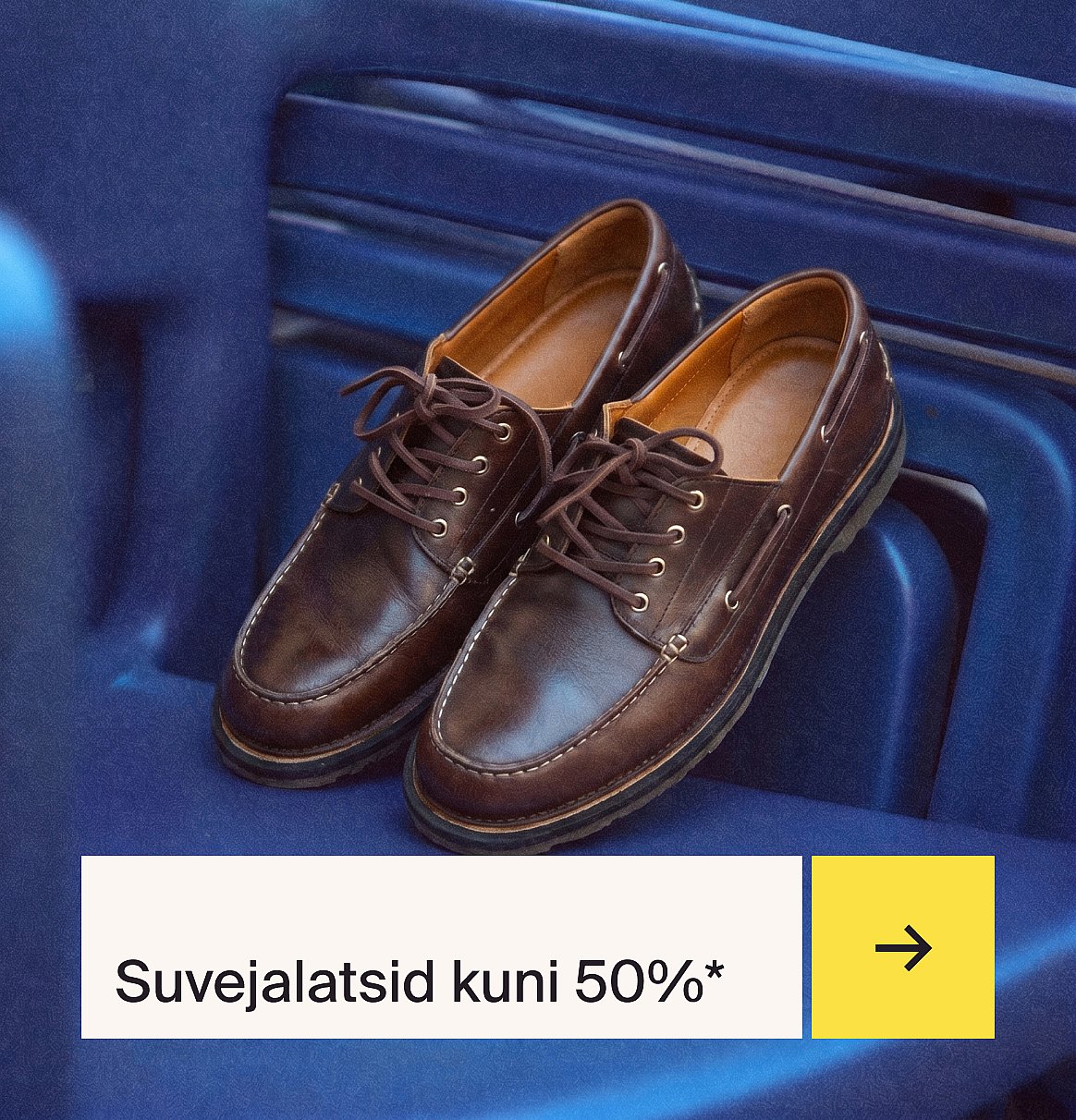 Pruunid paeltega nahast mokassiin-stiilis kingad valgete õmblustega, puhkamas sinisel soonilisel pinnal.