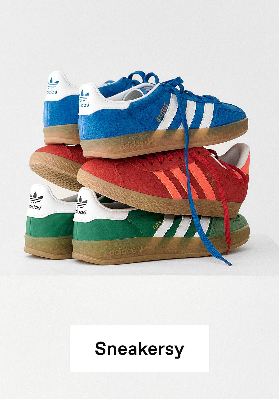Ułożone piętrowo niebieskie, czerwone i zielone adidasy Gazelle z kauczukowymi podeszwami na białym tle.