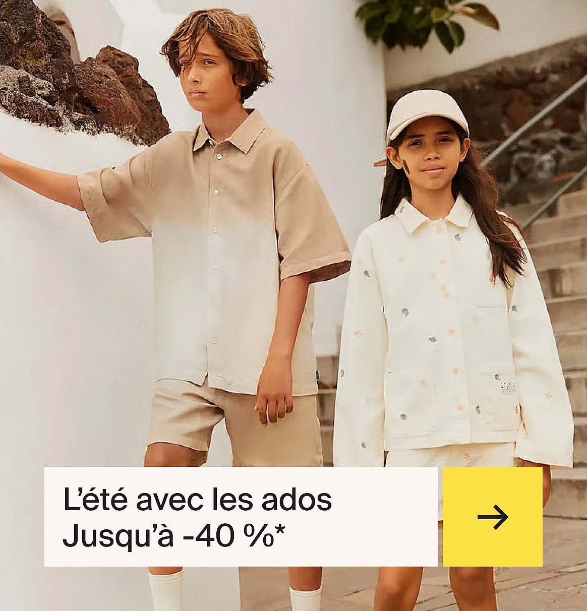 Three stacked sneakers against a yellow wall. Two blue with dark stripes, one tan with blue stripes. Text: "Jusqu'à - 30 %