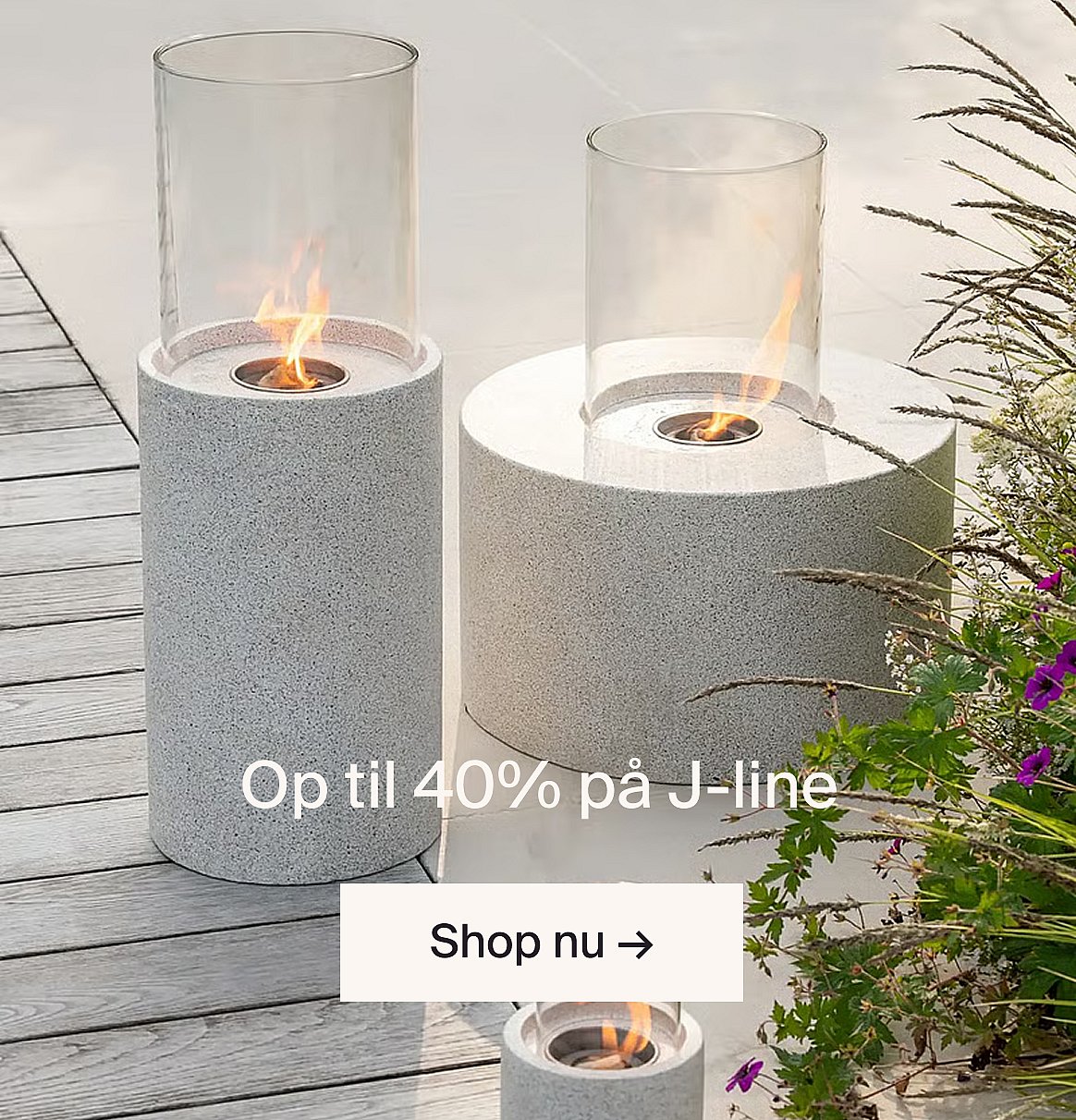 Forskellige boliggaver: vase, håndklæder, glas, køkkengrej, service, lysestage og en træabe. Tekst: Gaver Dimission.