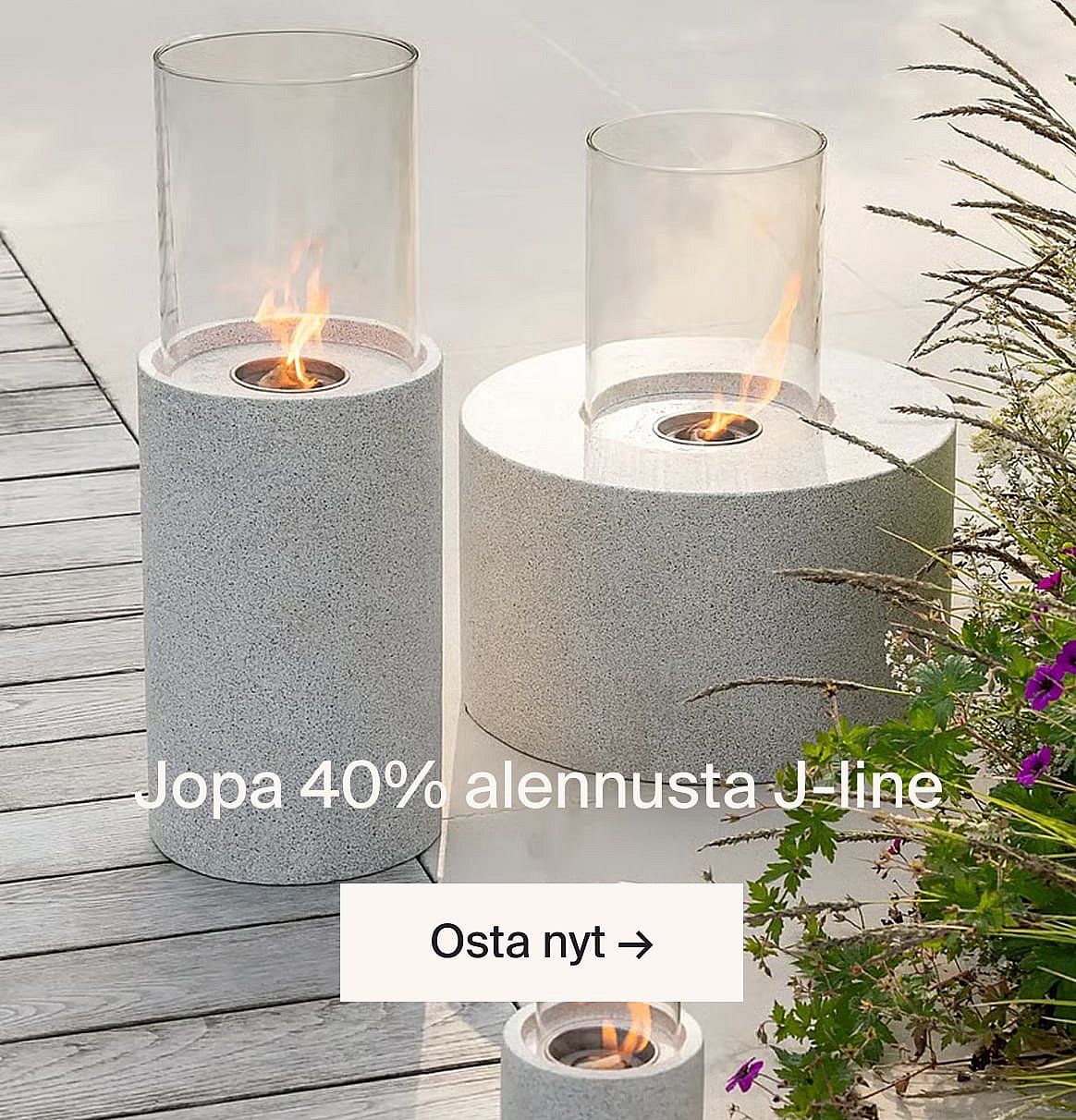 Erilaisia kodin lahjoja: maljakko, pyyhkeet, lasit, keittiövälineet, astiat, kynttilänjalka ja puinen apina.
Lahjat Valmistujaiset