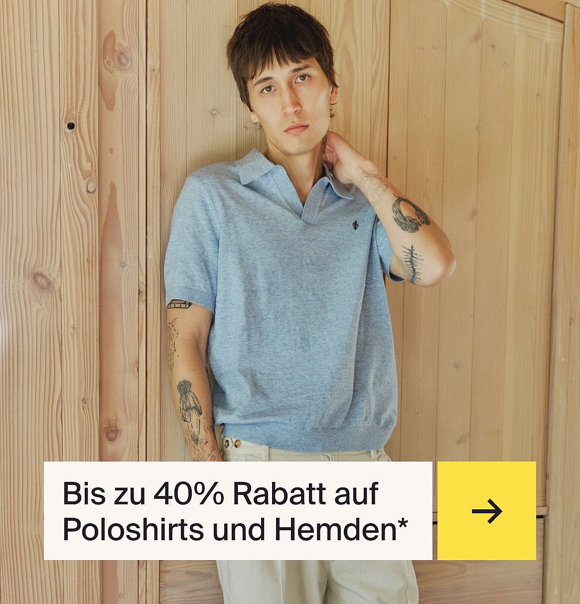 Maa im hellblaue Hämd und beige Leine-Aazug am Ussetisch mit eme Ärdbeerchueche im Garte.