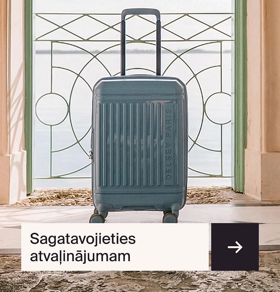 Vīrietis svītrainā kreklā, ar cepuri un melnu plecu somu, redzams no muguras, pret sarkanām un baltām sienām. "Festivāla tēli".