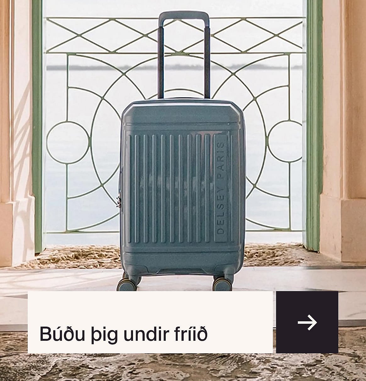 Maður í röndóttri skyrtu, derhúfu og svartri axlartösku, séður aftan frá, fyrir framan rauða og hvíta veggi. „Hátíðarútlit“ texti.