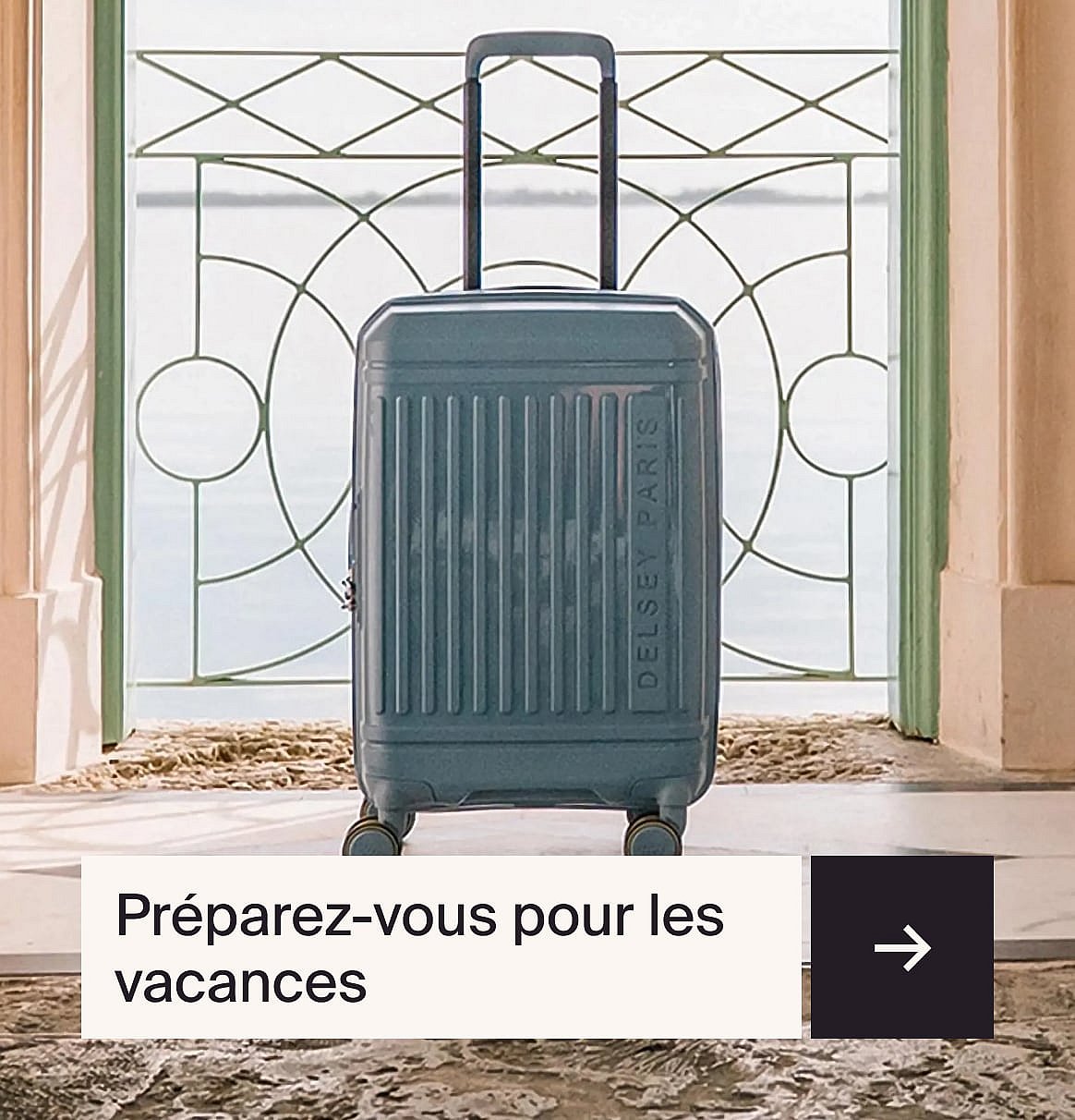 Homme en chemise à rayures, casquette et sac bandoulière noir, vu de dos, devant des murs rouges et blancs. Texte : « Looks de Festival ».