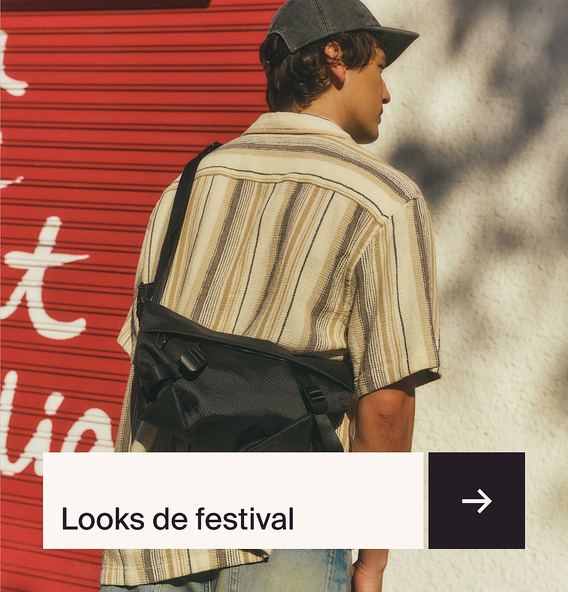 Une personne en chemise rayée et short clair, debout dans l'herbe avec un tissu blanc. Jusqu'à -40% sur les shorts.