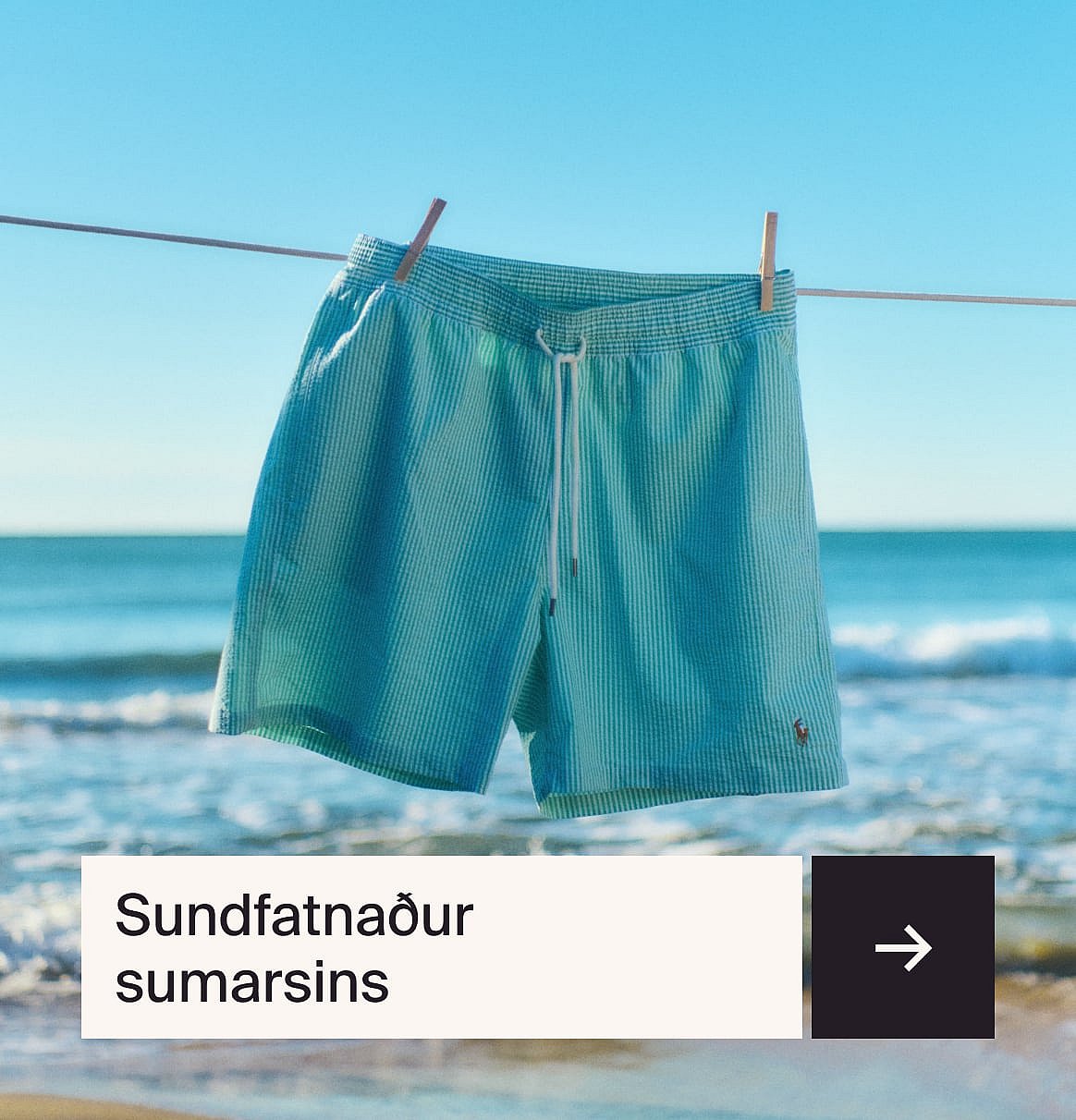 Maður í röndóttri skyrtu, derhúfu og svartri axlartösku, séður aftan frá, fyrir framan rauða og hvíta veggi. „Hátíðarútlit“ texti.
