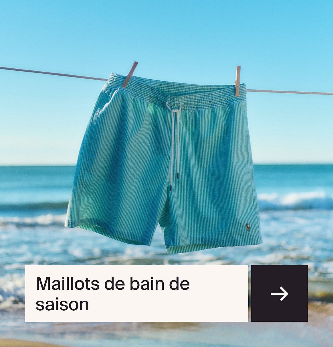 Homme en chemise à rayures, casquette et sac bandoulière noir, vu de dos, devant des murs rouges et blancs. Texte : « Looks de Festival ».
