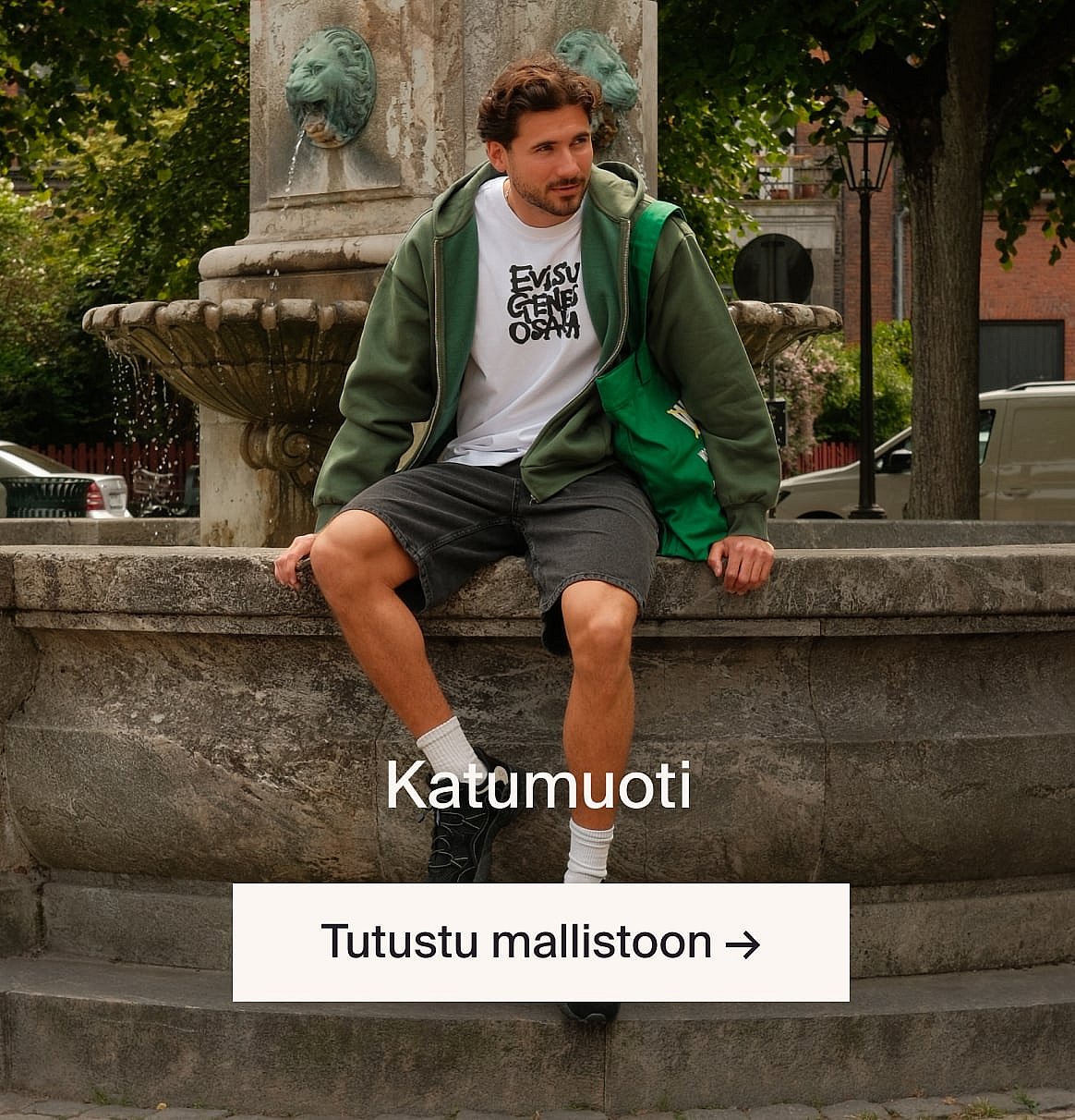Valkoiseen reikäbrodeerattuun lyhythihaiseen paitaan ja sinisiin farkkuihin pukeutunut henkilö, kädet taskuissa, seisoo vaaleaa puuseinää vasten.