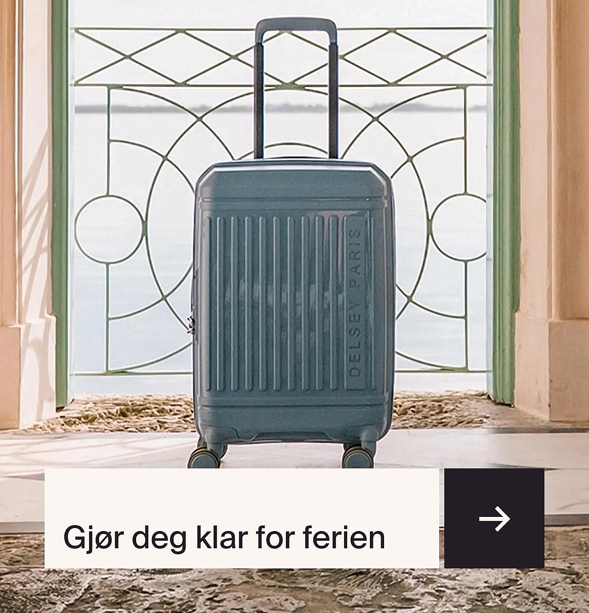 Mann i stripete skjorte, caps og svart crossbody-veske, sett bakfra, mot røde og hvite vegger. «Festival-looks»