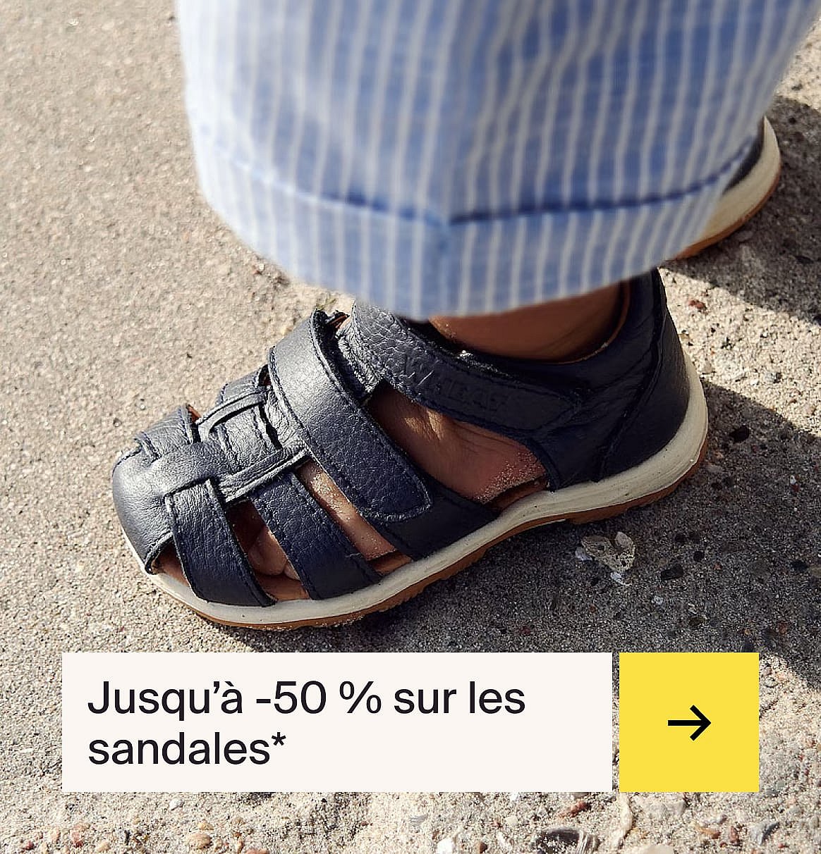 Three stacked sneakers against a yellow wall. Two blue with dark stripes, one tan with blue stripes. Text: "Jusqu'à - 30 %