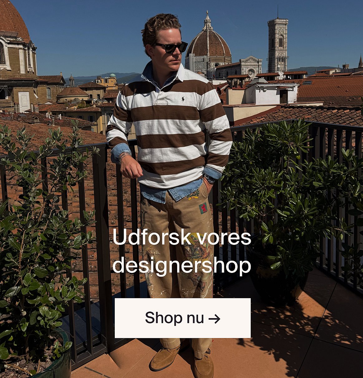 Mand smiler med barn på skuldrene, der dækker hans øjne, udendørs.Forkæl din far på fars dag. Shop nu.