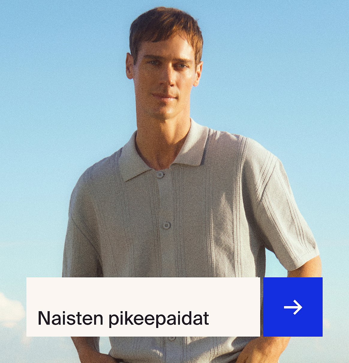 Henkilö raidallisessa paidassa ja vaaleissa shortseissa seisoo nurmikolla valkoisen kankaan kanssa.
Teksti: Shortsit jopa -40 %.