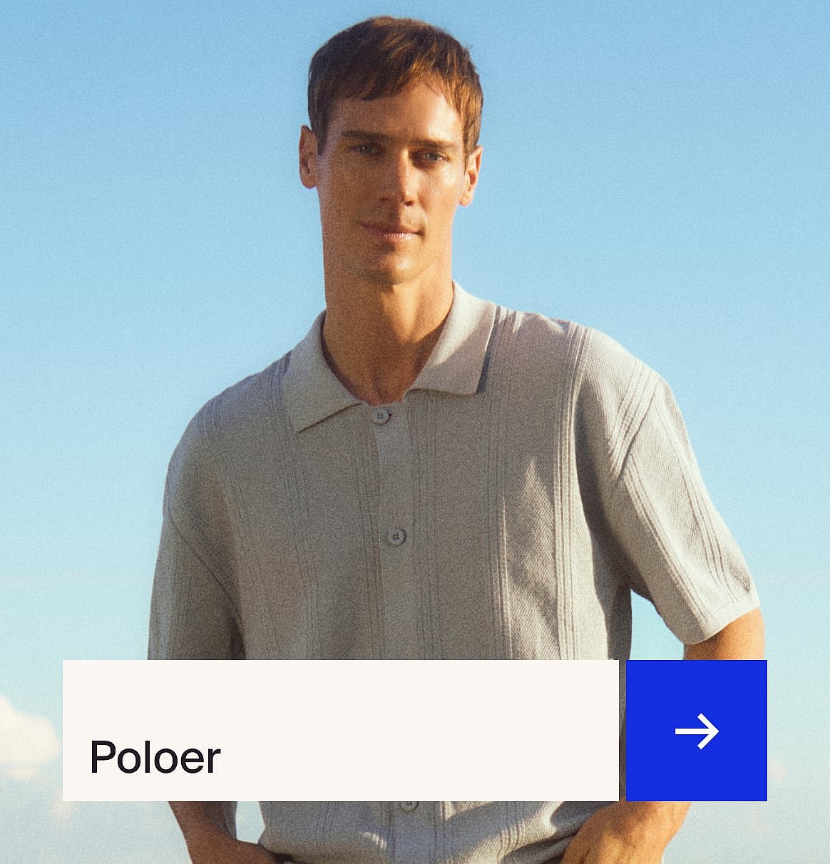Person i stribet skjorte og lyse shorts i græsset med hvidt stof.
Op til 40% rabat på shorts.