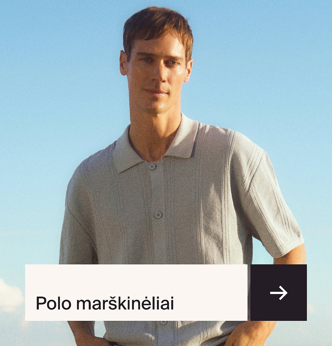 Žmogus su dryžuotais marškinėliais ir šviesiais šortais, stovintis žolėje su baltu audiniu.
Iki 40% nuolaida šortams.