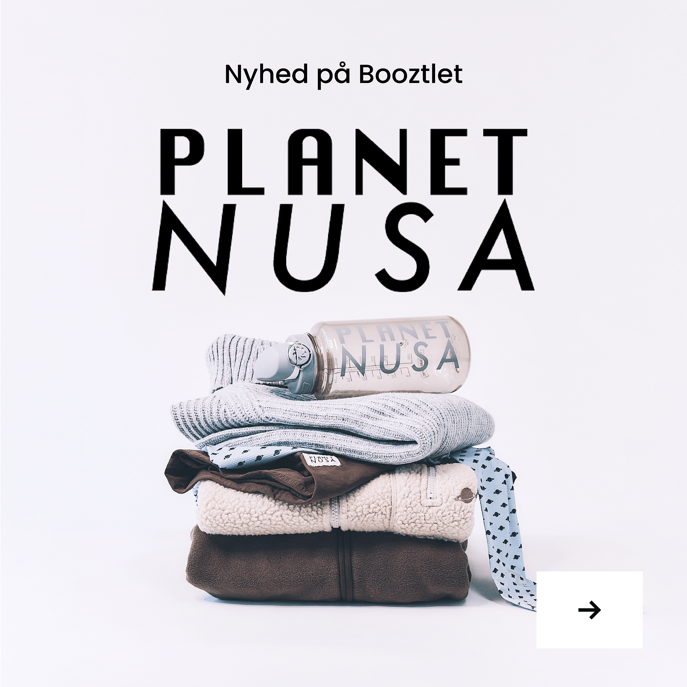 Stak af foldet tøj og en "PLANET NUSA"-flaske på hvid baggrund. Stor "PLANET NUSA"-tekst og en pilknap.