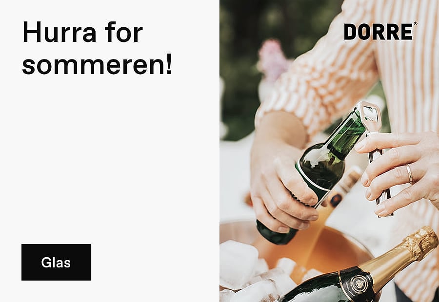 Hænder, der åbner en flaske med en oplukker, drinks i isspand.
Skål for sommeren!
Glasvarer
DORRE