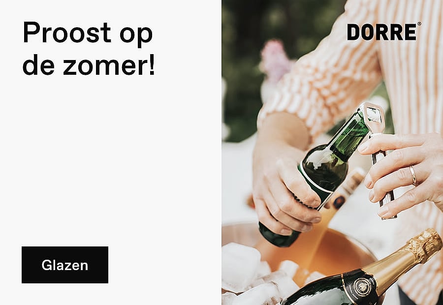 Handen openen een fles met een opener, drankjes in ijsemmer. "Proost op de zomer!", "Glaswerk", "DORRE" branding.