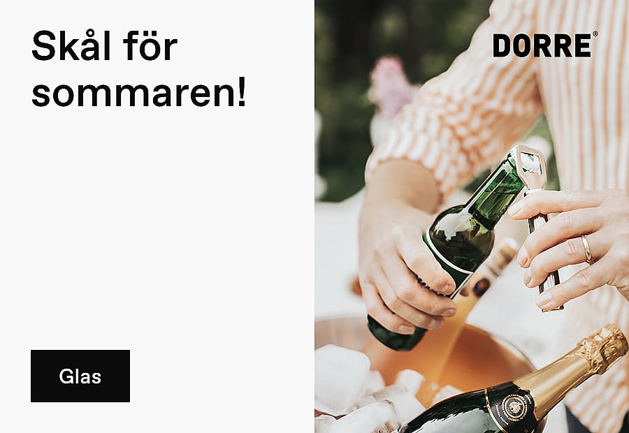 Händer som öppnar en flaska med kapsylöppnare, drycker i ishink.
"Skål för sommaren!"
"Glasvaror"
"Varumärket DORRE"