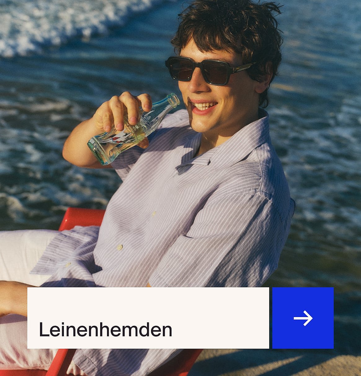 Ein Paar braune, geschnürte Leder-Mokassin-Schuhe mit weißen Nähten, auf einer blauen, gerippten Oberfläche.