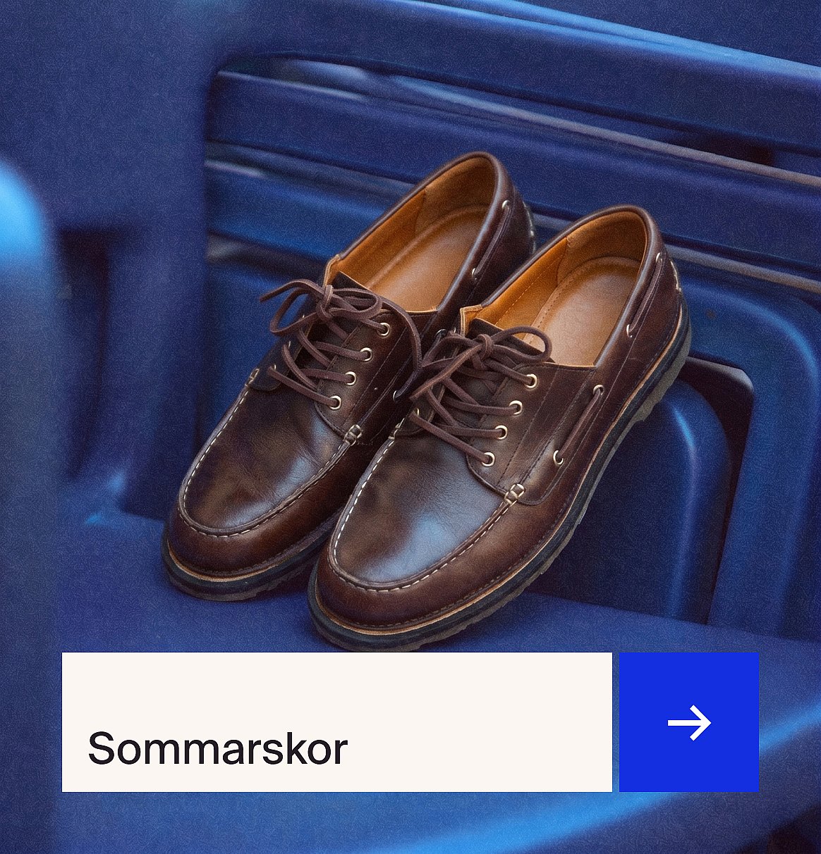 Man i randig skjorta, keps och svart slingväska, sedd bakifrån, mot röda och vita väggar.
Festivalstilar