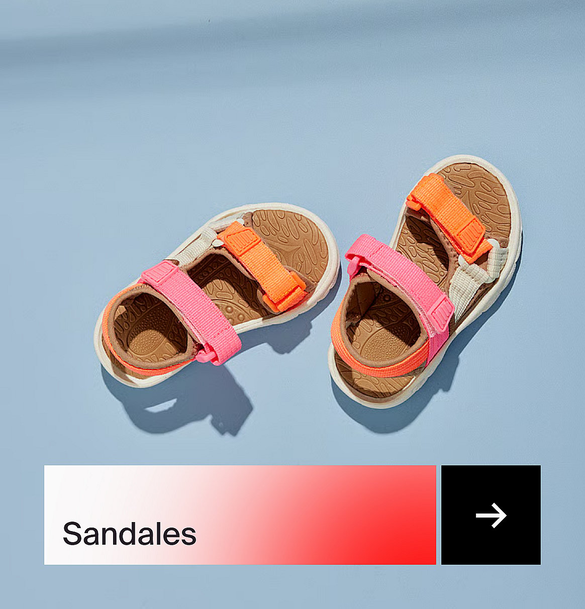 Three stacked sneakers against a yellow wall. Two blue with dark stripes, one tan with blue stripes. Text: "Jusqu'à - 30 %