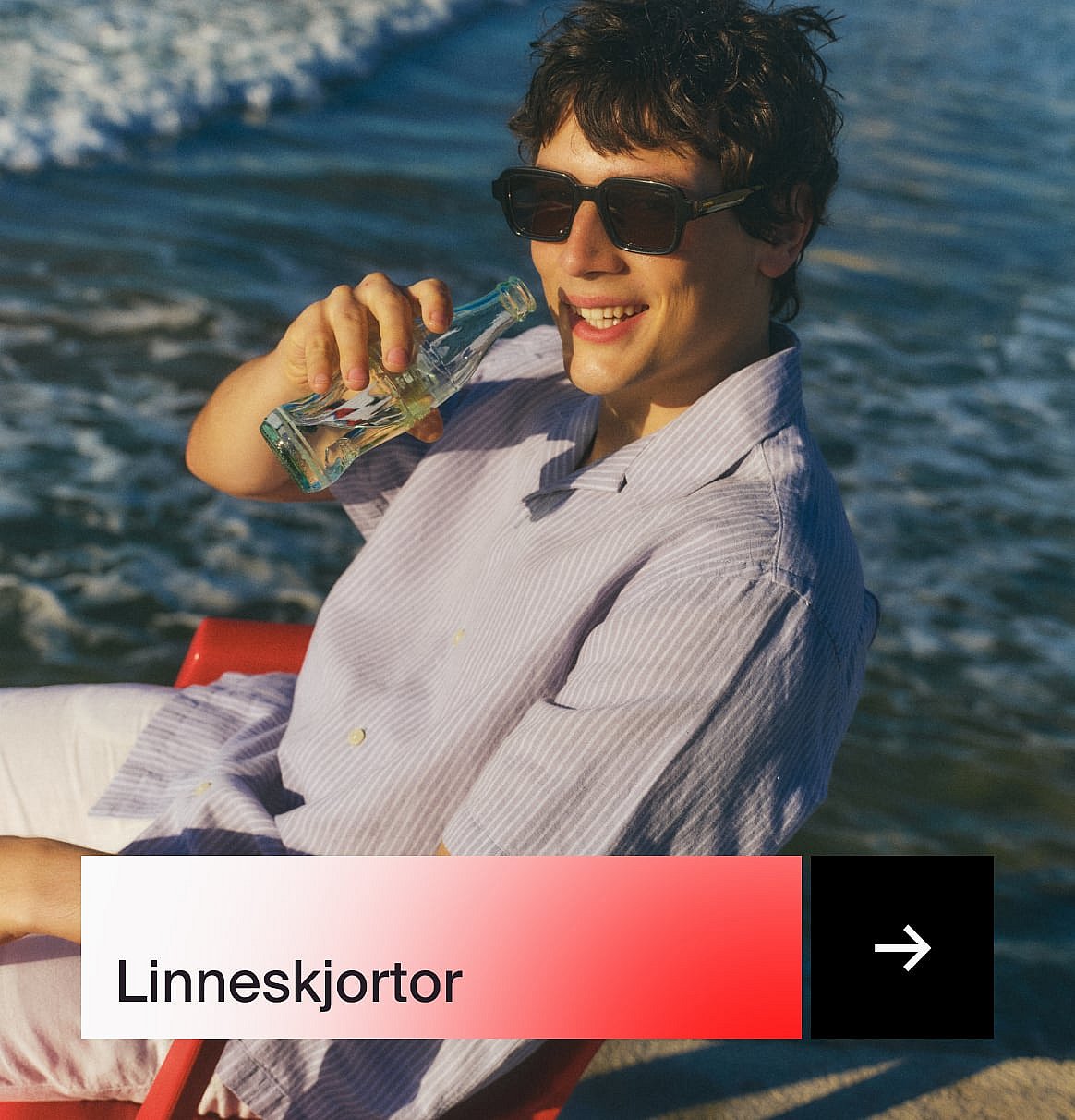Ett par bruna snörade läderskor i mockasinmodell med vita sömmar, vilar på en blå ribbad yta.