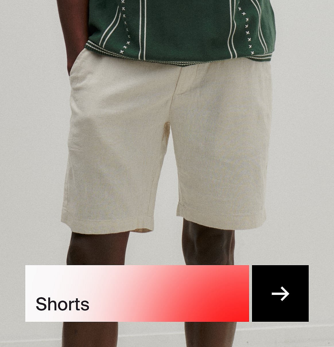 Person i stribet skjorte og lyse shorts i græsset med hvidt stof.
Op til 40% rabat på shorts.