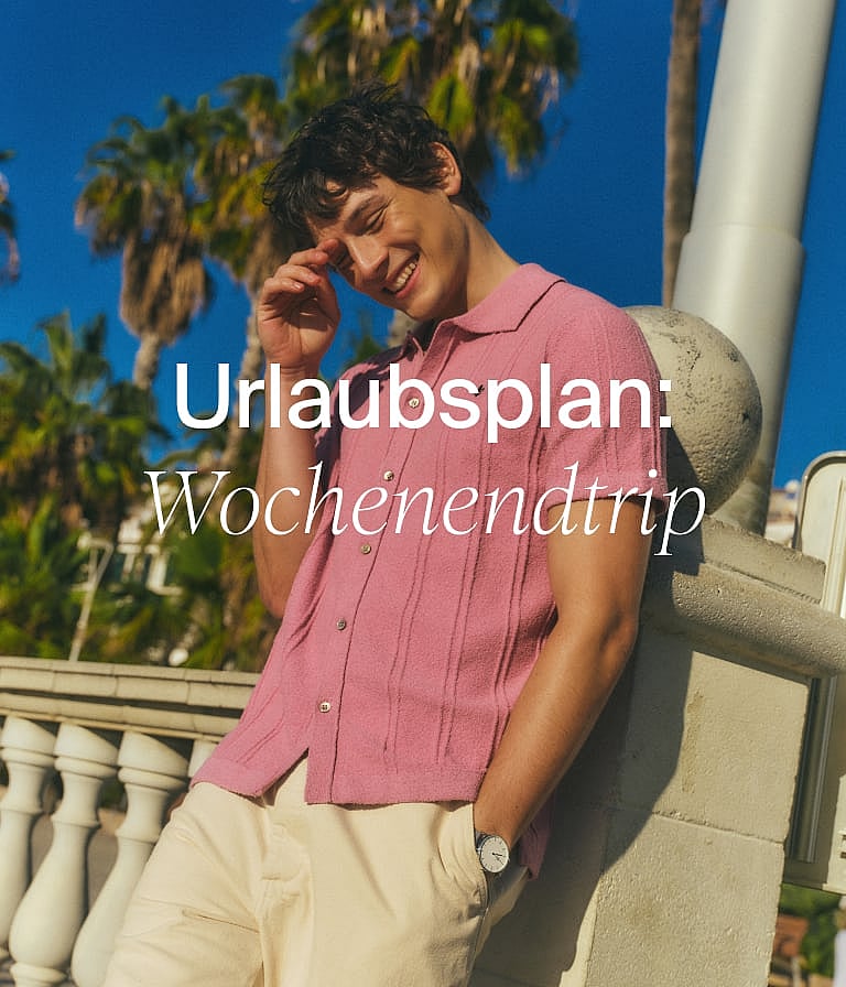 Ein Paar braune Lederbootsschuhe liegt auf einer blauen Oberfläche. Weißer Text-Overlay: „Bootsschuhe“.