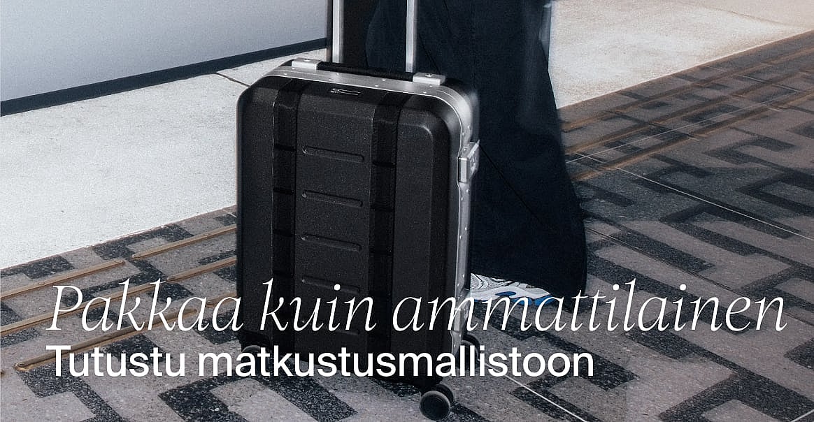 Siniturkoosit raidalliset uimashortsit riippuvat pyykkinarulla, aurinkoinen ranta ja meri taustalla. Shoppaile uimashortseja.