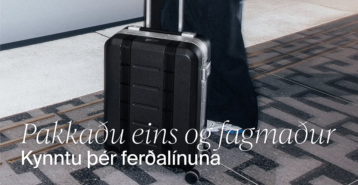 Blágrænar röndóttar sundstuttbuxur hanga á þvottasnúru, með sólríkri strönd og hafi í bakgrunni.
Verslaðu sundstuttbuxur.