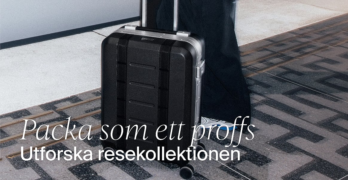 Turkosrandiga badshorts hänger på en tvättlina, med en solig strand och hav i bakgrunden. Text: Shoppa badshorts.