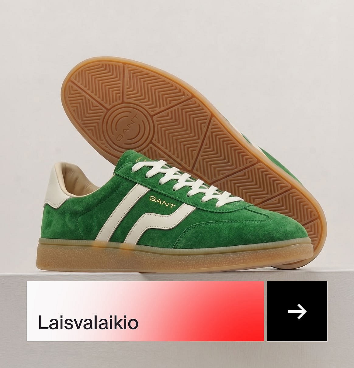Vyras šviesiai mėlynais marškiniais ir smėlio spalvos lininiu kostiumu sėdintis prie lauko stalo su braškiniu tortu sode.