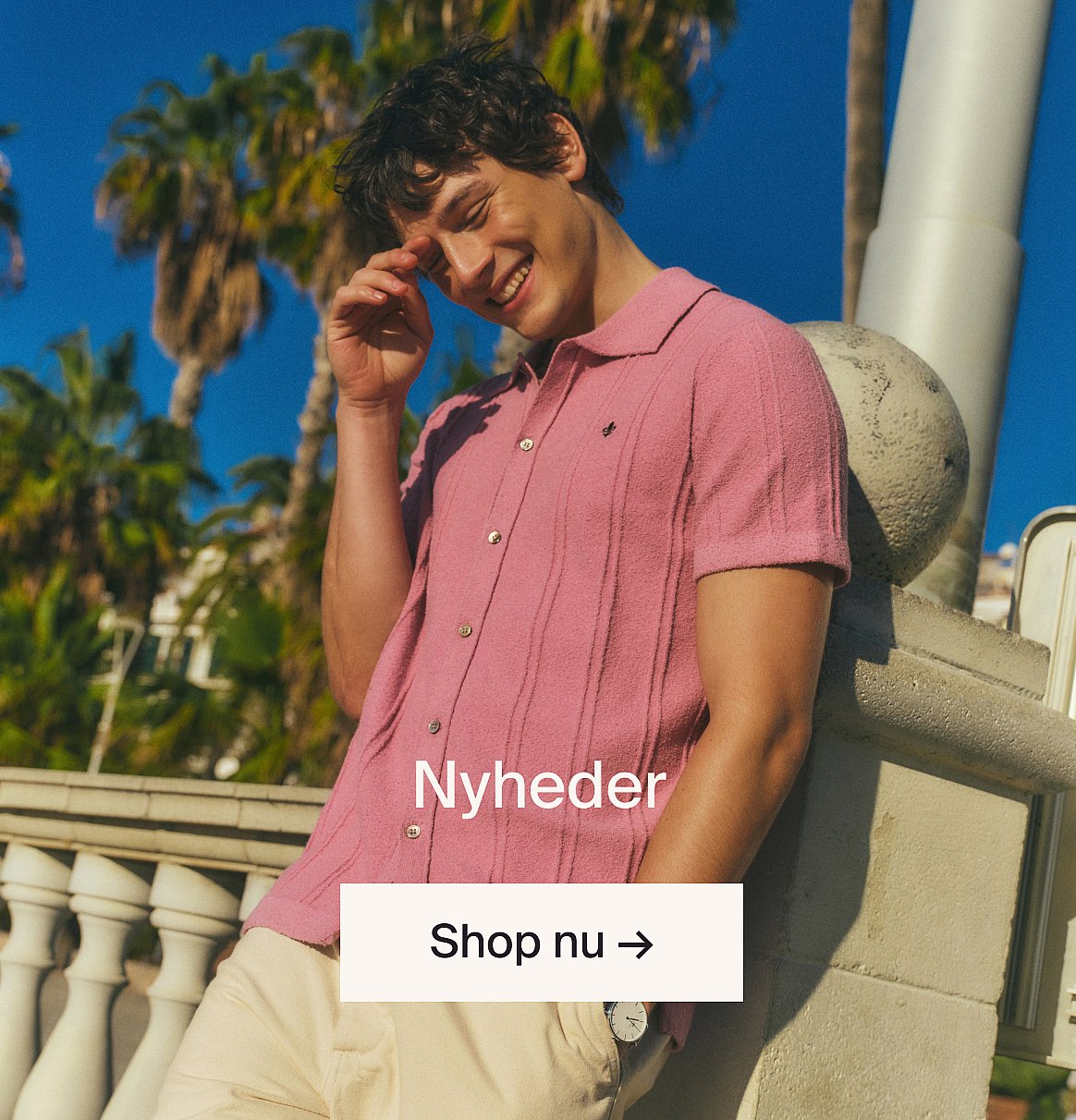 Mand smiler med barn på skuldrene, der dækker hans øjne, udendørs.Forkæl din far på fars dag. Shop nu.