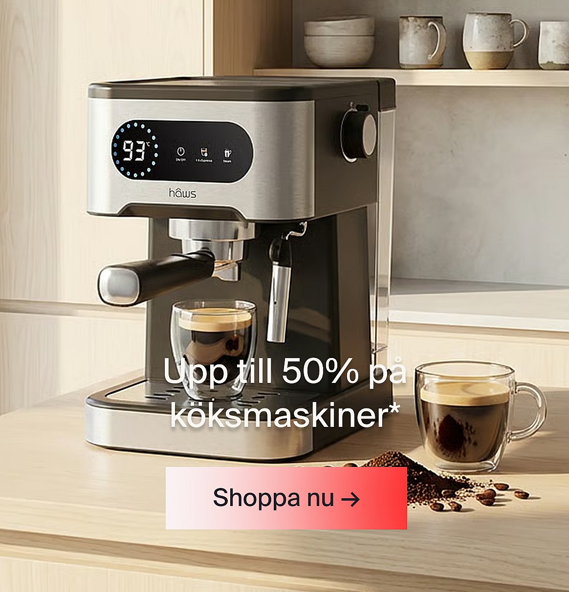En espressomaskin på en köksbänk med två kaffekoppar, kaffebönor och texten: ”Upp till 50% rabatt på köksutrustning*”