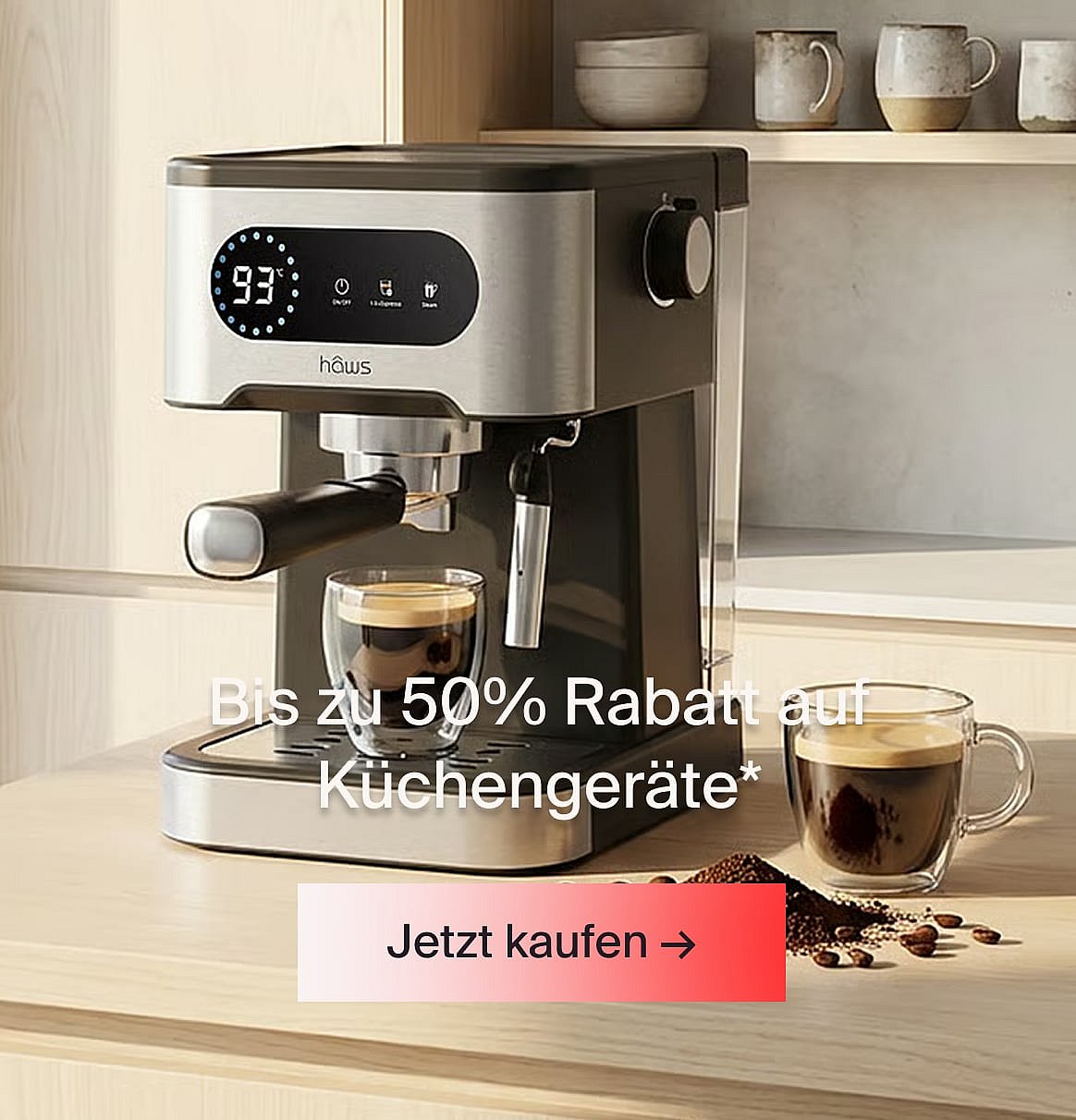 Espressomaschine auf einer Küchenarbeitsplatte mit zwei Kaffeetassen, Kaffeebohnen und dem Text: „Bis zu 50% auf Küchengeräte*“