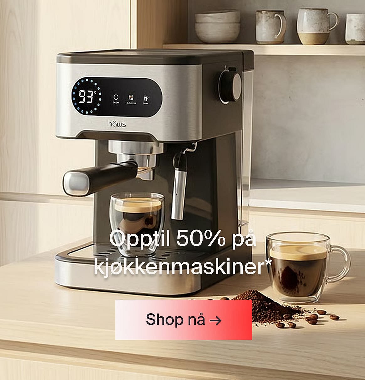 En espressomaskin på kjøkkenbenken med to kaffekopper, kaffebønner og teksten: «Opptil 50% rabatt på kjøkkenapparater*»