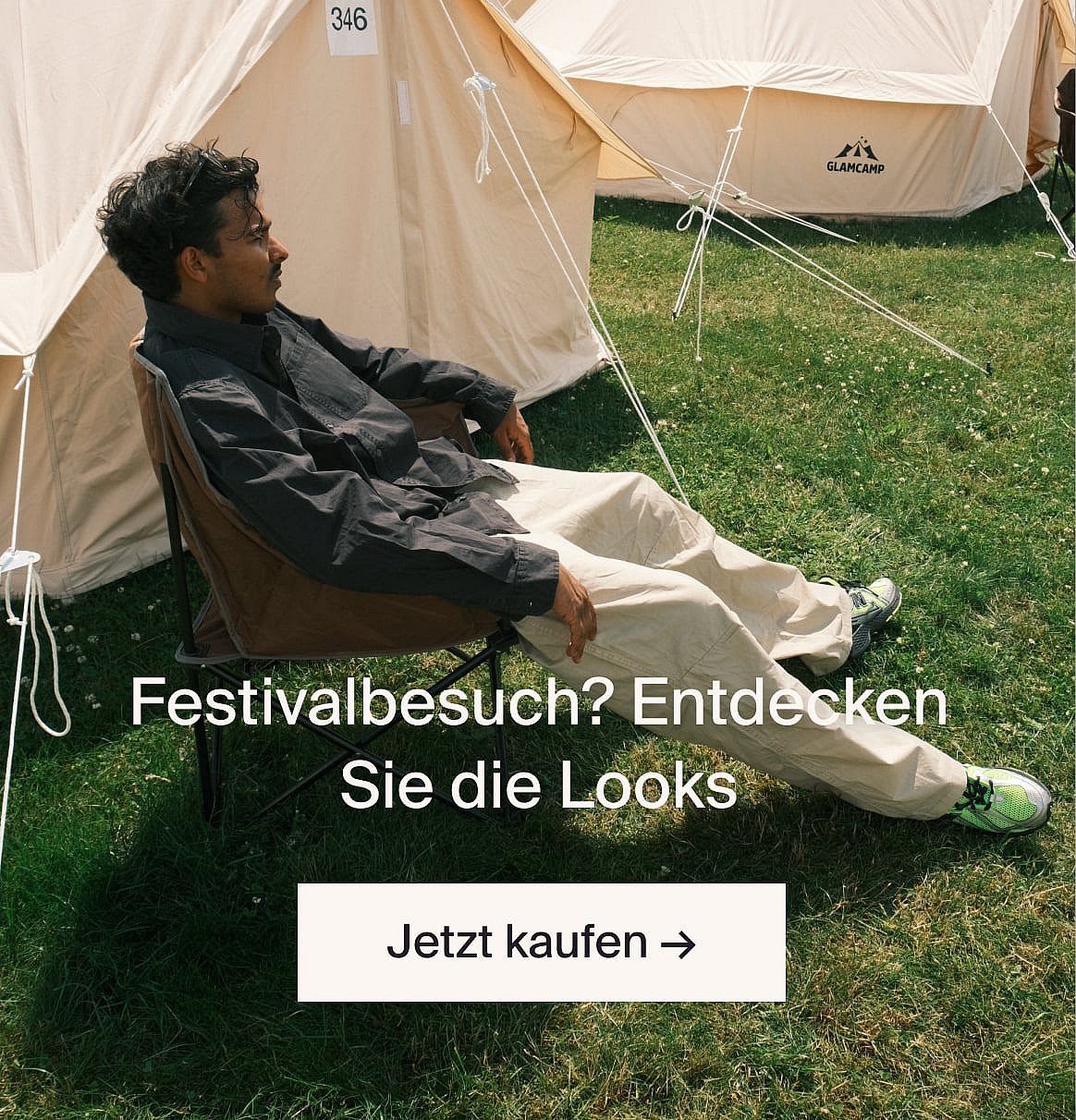 Mann in hellbeigem Anzug und blauem Hemd, im Freien auf einer Waldlichtung an einem Tisch mit Grün.