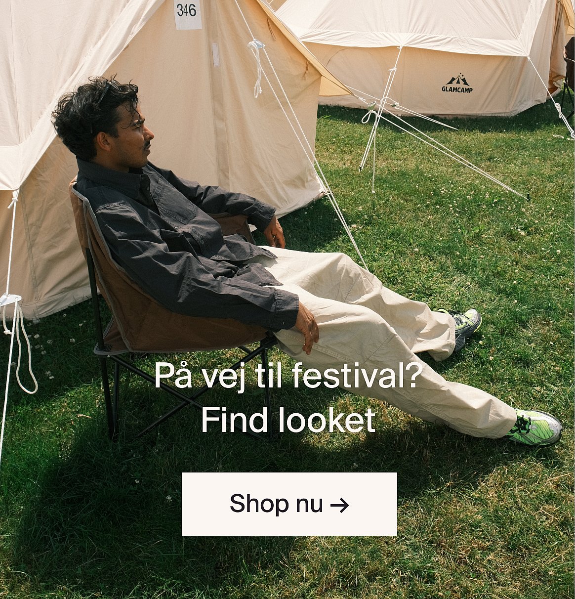 Mand smiler med barn på skuldrene, der dækker hans øjne, udendørs.Forkæl din far på fars dag. Shop nu.