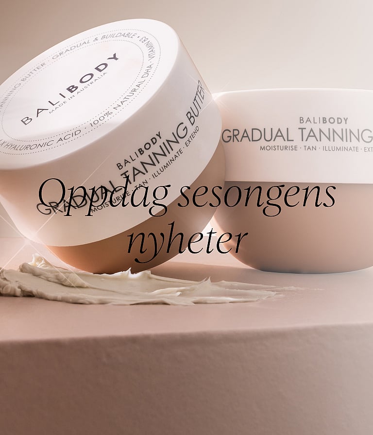 To krukker med Bali Body-bruningskrem på en rosa overflate, hvorav den ene står på skrå med en produktflekk. Tekst: «Oppdag sesongens nyheter».