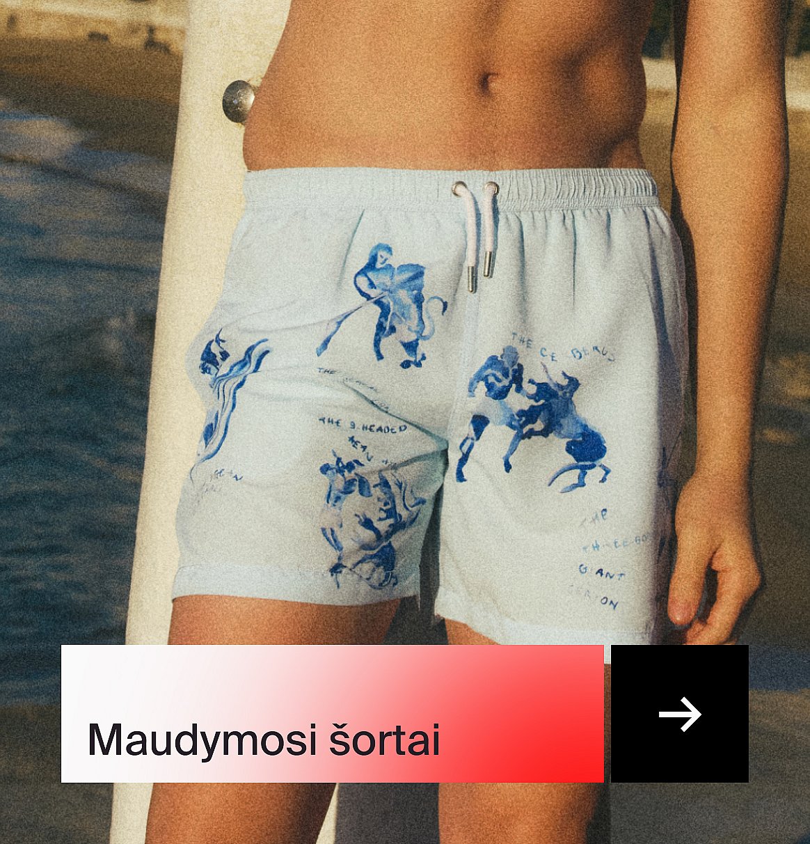 Žmogus su dryžuotais marškinėliais ir šviesiais šortais, stovintis žolėje su baltu audiniu.
Iki 40% nuolaida šortams.